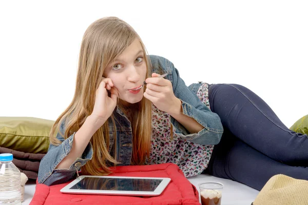 Un adolescente comiendo yogur —  Fotos de Stock