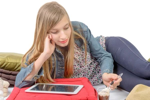 Un adolescente che mangia yogurt — Foto Stock