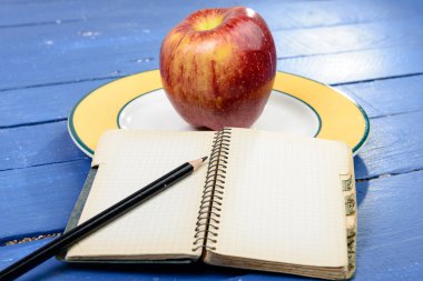 Elma ve bir masada dizüstü