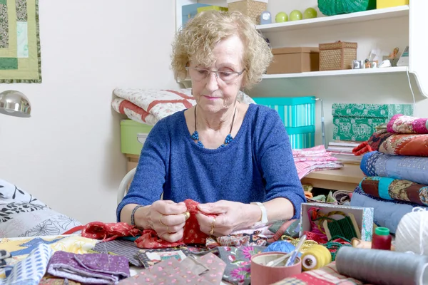 Naaister bezig met haar quilt — Stockfoto