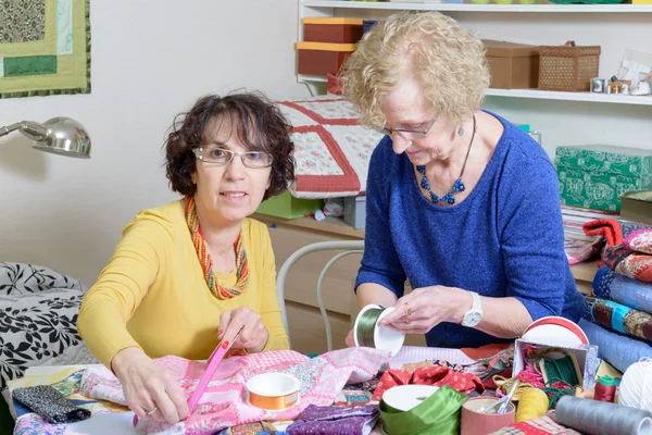 Zwei Frauen, die an ihrem Patchwork arbeiten — Stockfoto