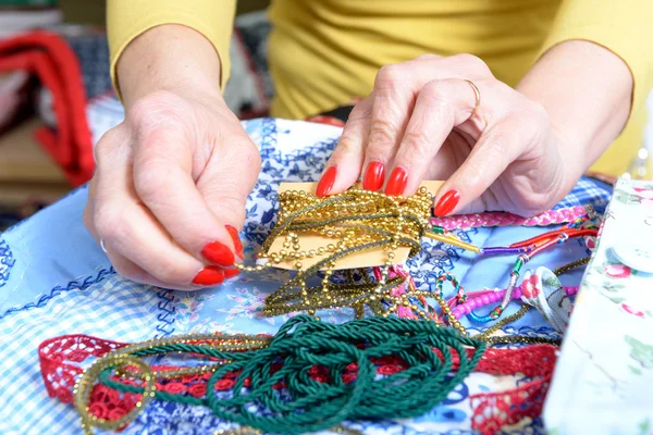 Close-up of the hands of a seamstress — Stock Photo, Image