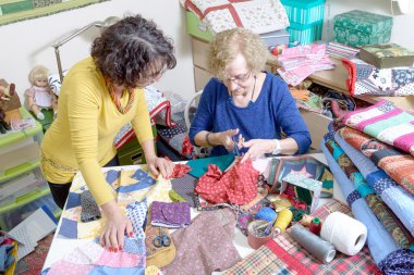 iki kadın onların kapitone üzerinde çalışma