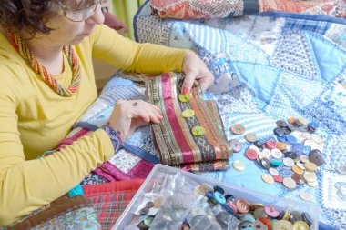 terzi onun patchwork üzerinde çalışma