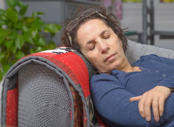 Nemocná žena spí na pohovce — Stock fotografie
