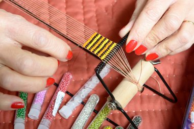  bir inci bilezik yapımı bir kadının elleri