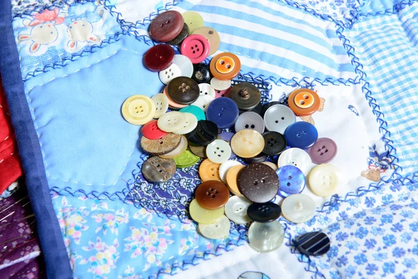 Muchos botones colocados en un acolchado — Foto de Stock