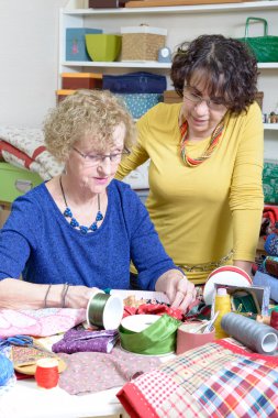 iki kadın onların patchwork üzerinde çalışma 