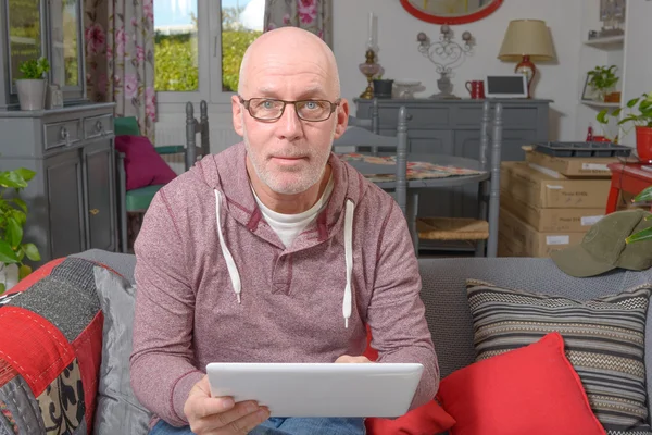 Un homme âgé avec une tablette numérique — Photo