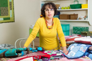 terzi onun patchwork üzerinde çalışma