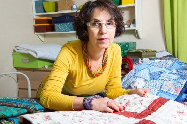 terzi onun patchwork üzerinde çalışma