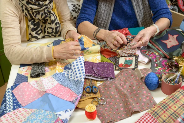 Två kvinnor som arbetar på deras quiltning — Stockfoto