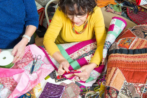 Twee vrouwen die werkzaam zijn op hun quilten — Stockfoto