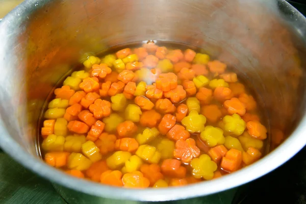 Braadpan met aardappelen en worteltjes — Stockfoto