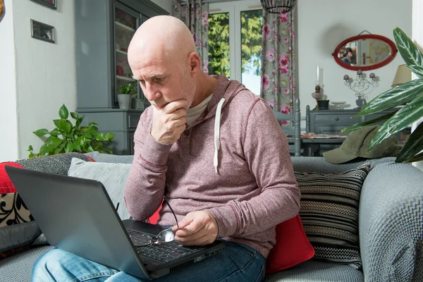 A senior man with a laptop — Stock Photo, Image