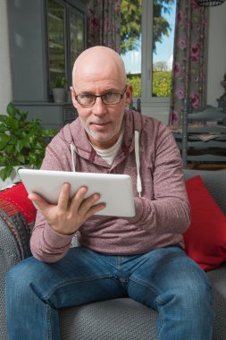 Dijital tablet ile üst düzey bir adam 