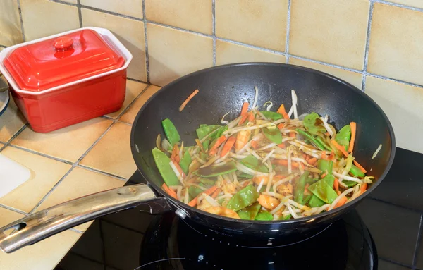 Krevety a vařené zeleniny v wok — Stock fotografie