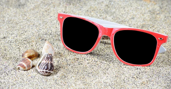 Rode zonnebril op zand — Stockfoto