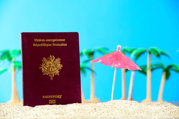 Passaporte francês na areia de uma praia — Fotografia de Stock