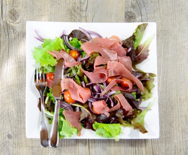 jambon ve salata tabağı