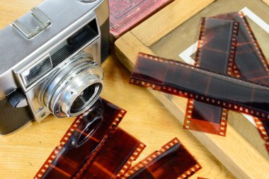 bazı aksesuarları ile eski fotoğraf makinesi 