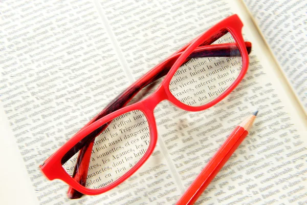 Brille auf einem Buch — Stockfoto