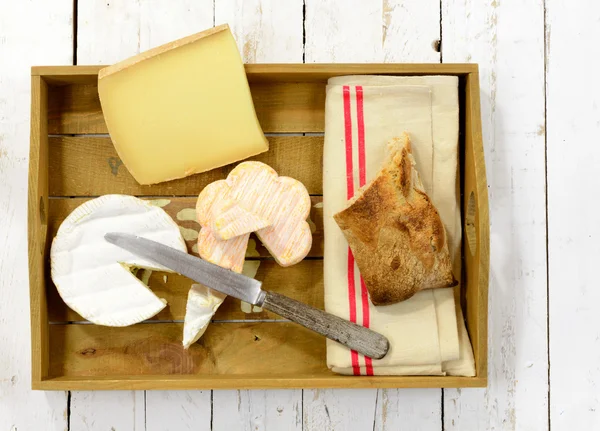 Bandeja diferentes queijos franceses com pão — Fotografia de Stock