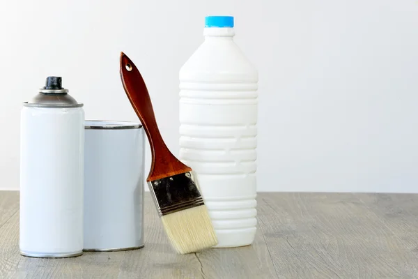 Flasche, Aerosol, Farbtopf und Pinsel — Stockfoto