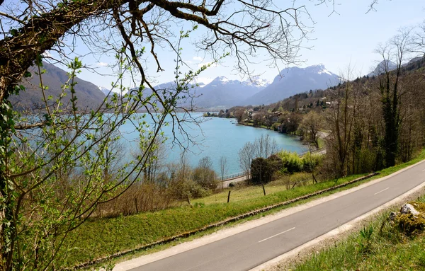 Vista del lago de Annecy con el carril bici —  Fotos de Stock