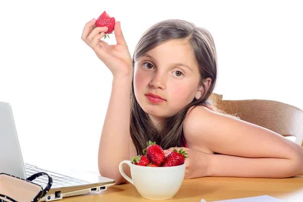 Una niña comiendo una fresa — Foto de Stock