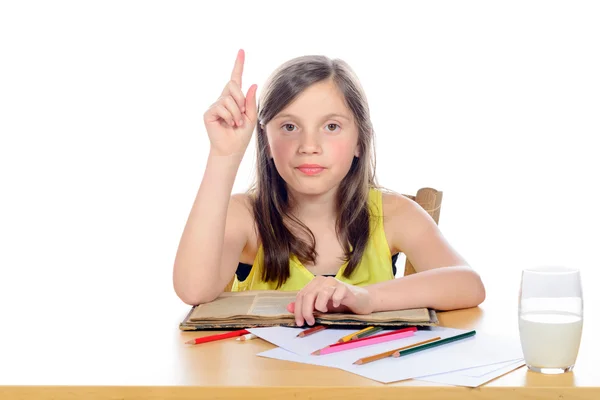 Uma menina levanta a mão para a escola — Fotografia de Stock