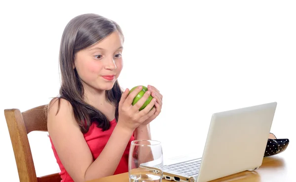Una niña con una manzana — Stockfoto