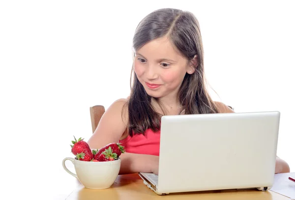 Een klein meisje op zoek van de aardbeien met afgunst — Stockfoto