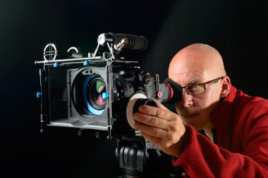 profesyonel bir kamera ile adam 