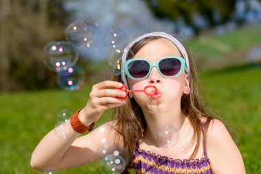 sabun köpüğü yapmak küçük bir kız