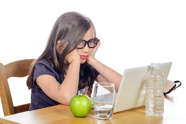 Zmęczony młoda dziewczyna przed jej laptop — Zdjęcie stockowe