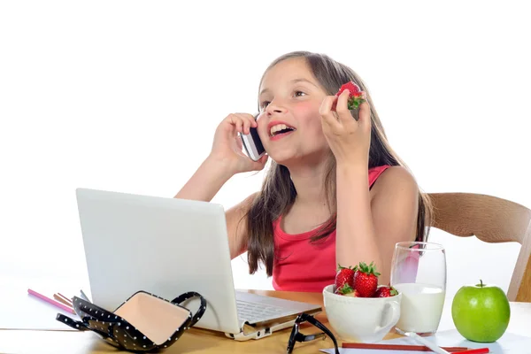 Una niña pequeña con un teléfono móvil —  Fotos de Stock