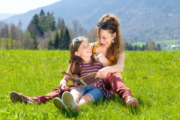 Mom and daughter reading a book — Stock Photo, Image