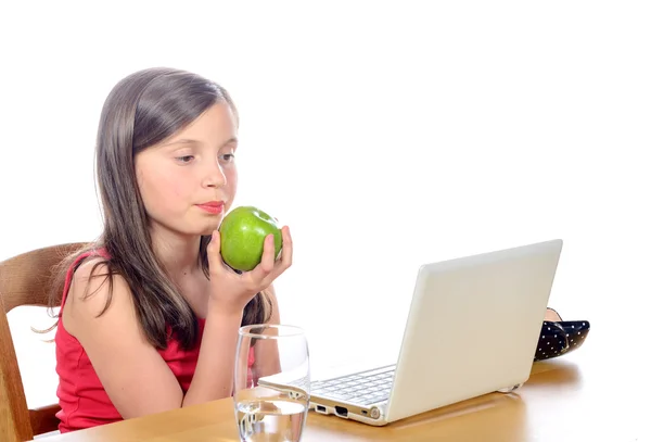 Een klein meisje eet zijn apple — Stockfoto