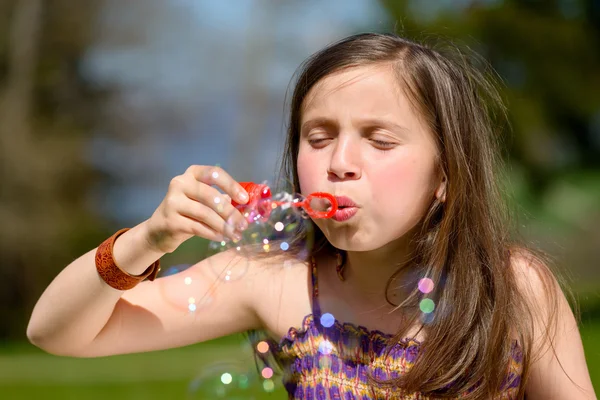 Ein kleines Mädchen, das Seifenblasen macht — Stockfoto