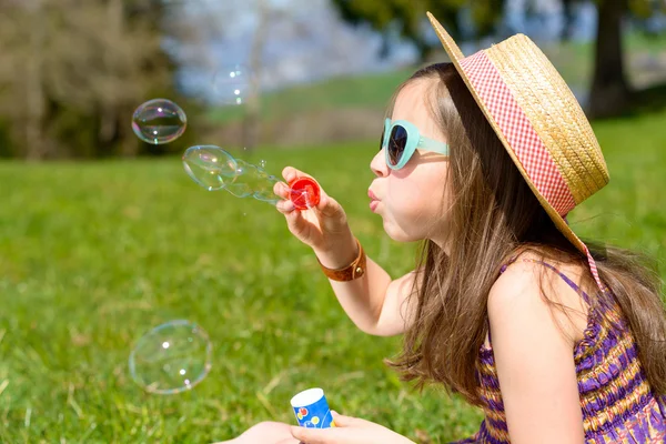 Una niña haciendo burbujas de jabón —  Fotos de Stock