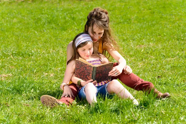 Maminka a dcera čtení knihy — Stock fotografie