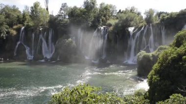 güzel cascade dağ su düşüş