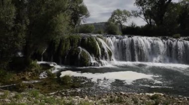 güzel cascade dağ su düşüş