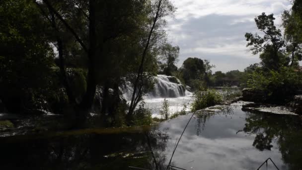 Красива каскадна вода падає в гору — стокове відео