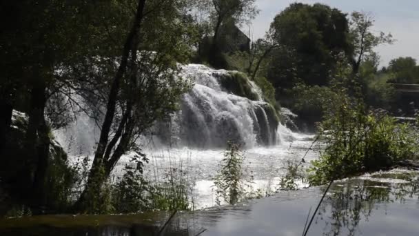 Красивая каскадная вода падает в горах — стоковое видео