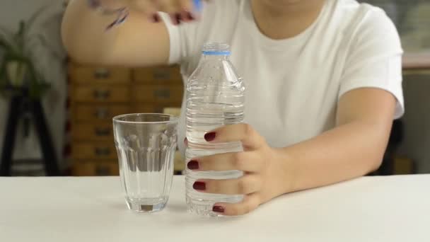 Молодая девушка пьет воду — стоковое видео