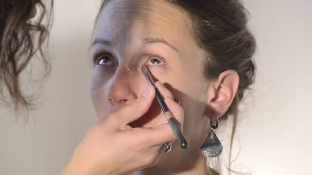 Zur Vorbereitung des Augen-Make-ups — Stockvideo