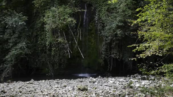 Красивая каскадная вода падает в горах — стоковое видео