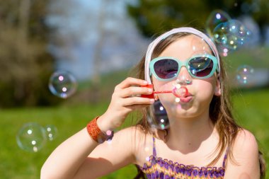 sabun köpüğü yapmak küçük bir kız 